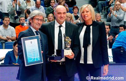 Pablo Laso collects AEEB-Diaz Miguel Trophy for best coach of the 2012/13